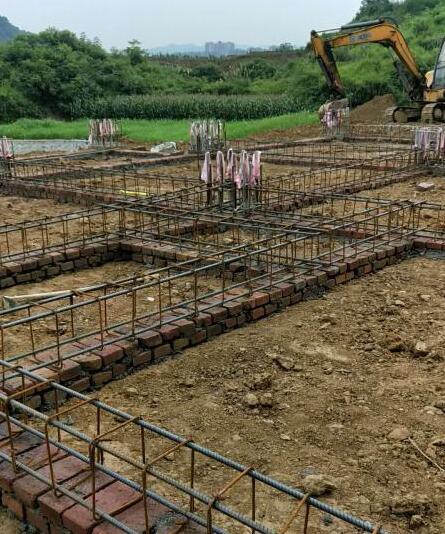 地基鋼筋圈梁綁扎完工，為穩(wěn)固建筑打下堅實基礎(chǔ)